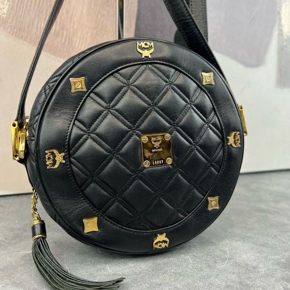 🌵Vintage MCM Round Black Quilted Adjustable Sling Bag🌵 - Picture 3 of 12